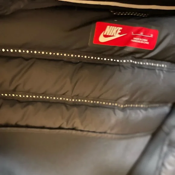 NIKE Women’s Jacket Aeroloft 800 Tech Fleece Bomber - Picture 9 of 14